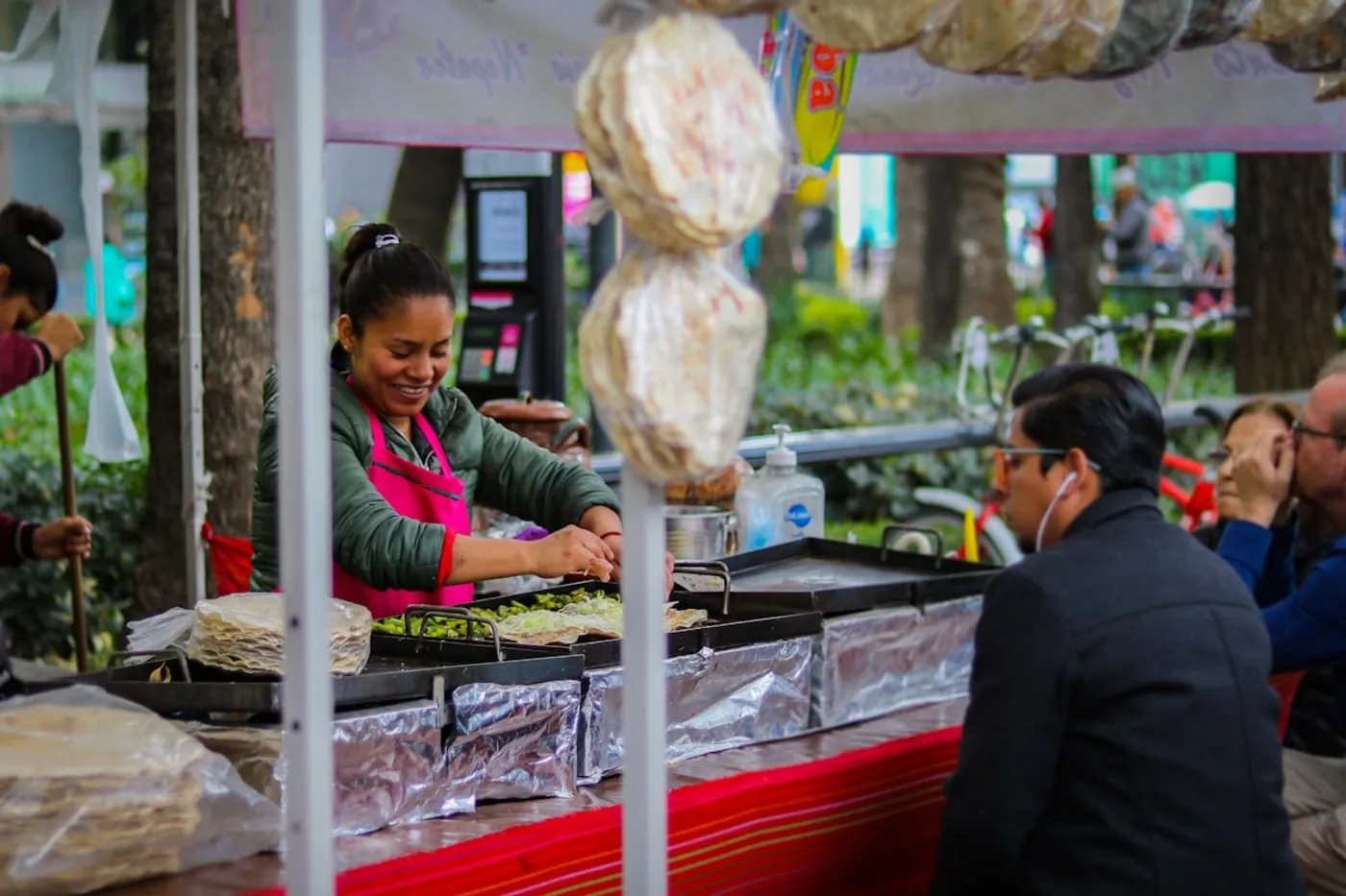 Puesto de tacos con clientes comiendo